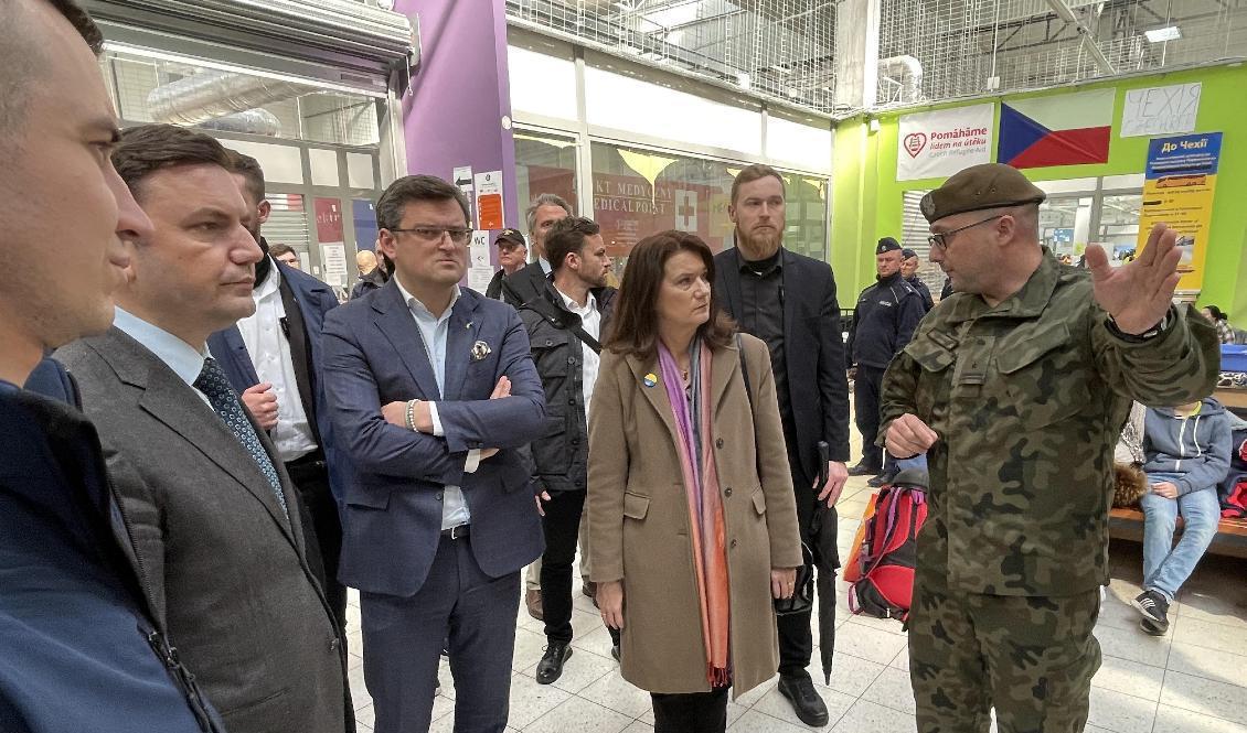 Utrikesminister Ann Linde, i mitten, besöker ett flyktingcenter vid gränsen mellan Polen och Ukraina. Till höger om Linde står Ukrainas utrikesminister Dmytro Kuleba. Foto: Joakim Goksör/TT