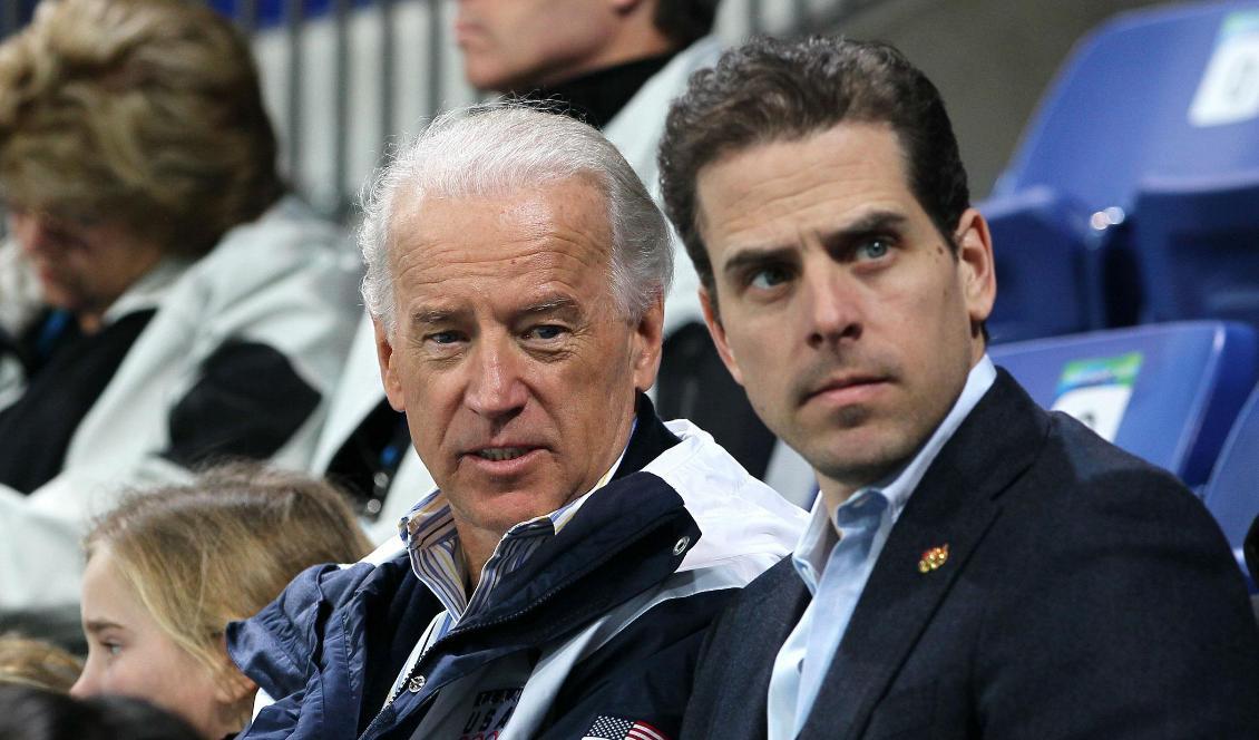 Joe Biden och hans son Hunter Biden under en hockeymatch mellan USA och Kina på UBC Thunderbird Arena i Vancouver i Kanada den 14 februari 2010. Foto: Bruce Bennett/Getty Images
