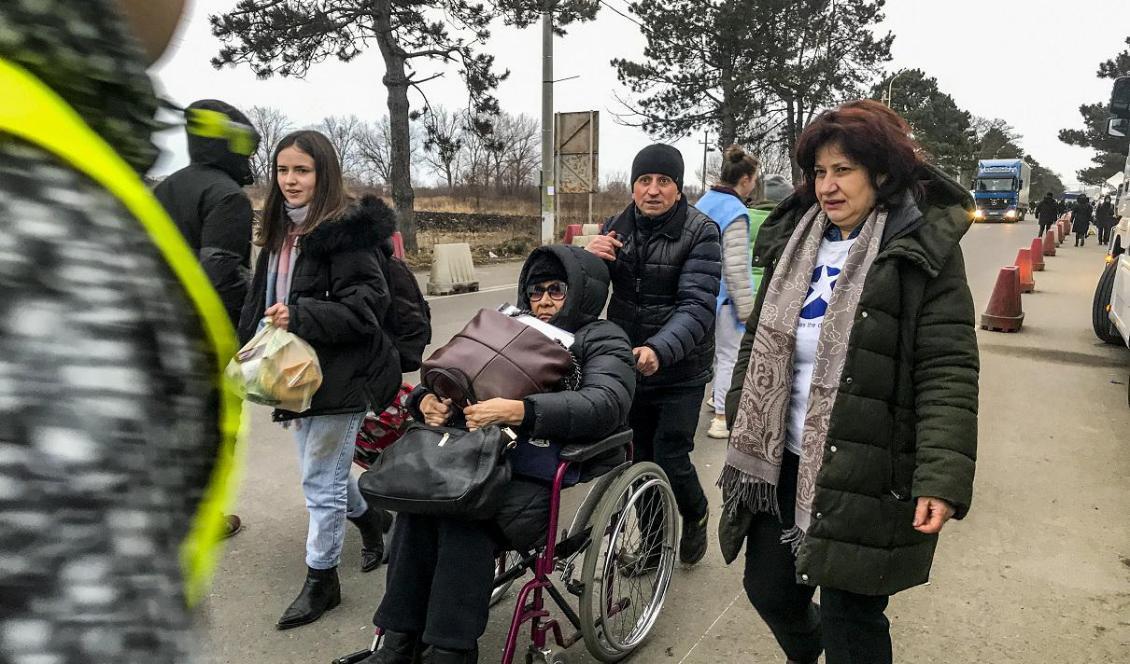 Ukrainska flyktingar når fram till den rumänska gränsen där de tas emot och får hjälp. Foto: Hoppets Stjärna