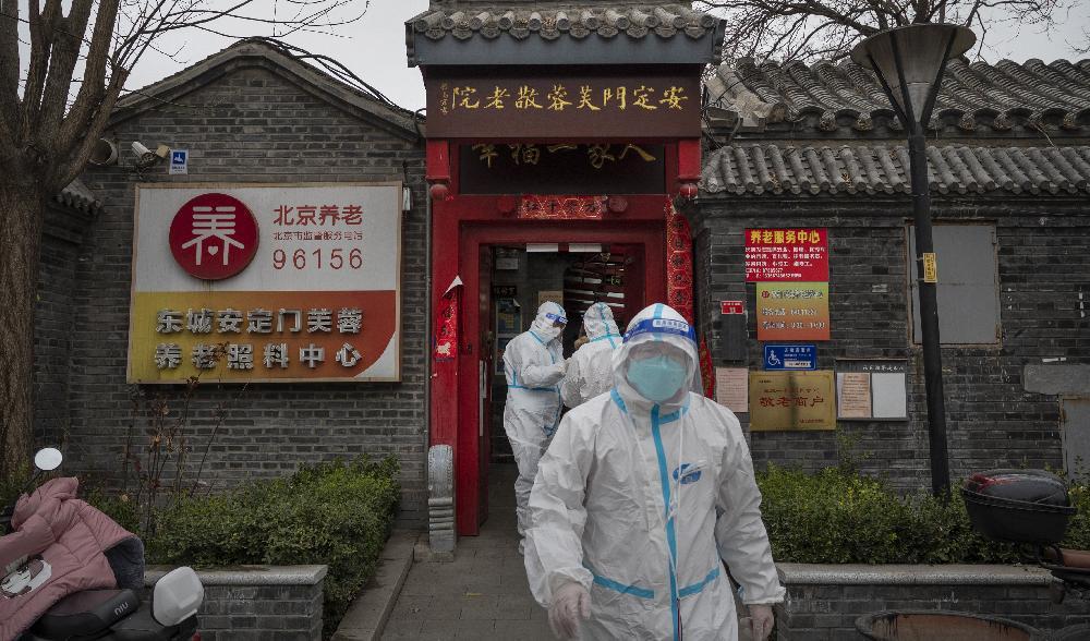 
Hälso- och sjukvårdspersonal har utfört PCR-tester på ett äldreboende för att upptäcka covid-19 på invånare i Peking, Kina, den 25 mars 2022. Foto: Kevin Frayer/Getty Images                                            