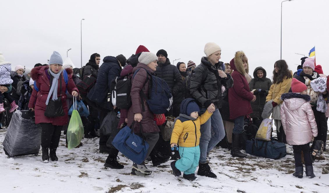 Ukrainska flyktingar flyr till Krakovets nära gränsen till Polen den 9 mars 2022. Foto: Dan Kitwood/Getty Images