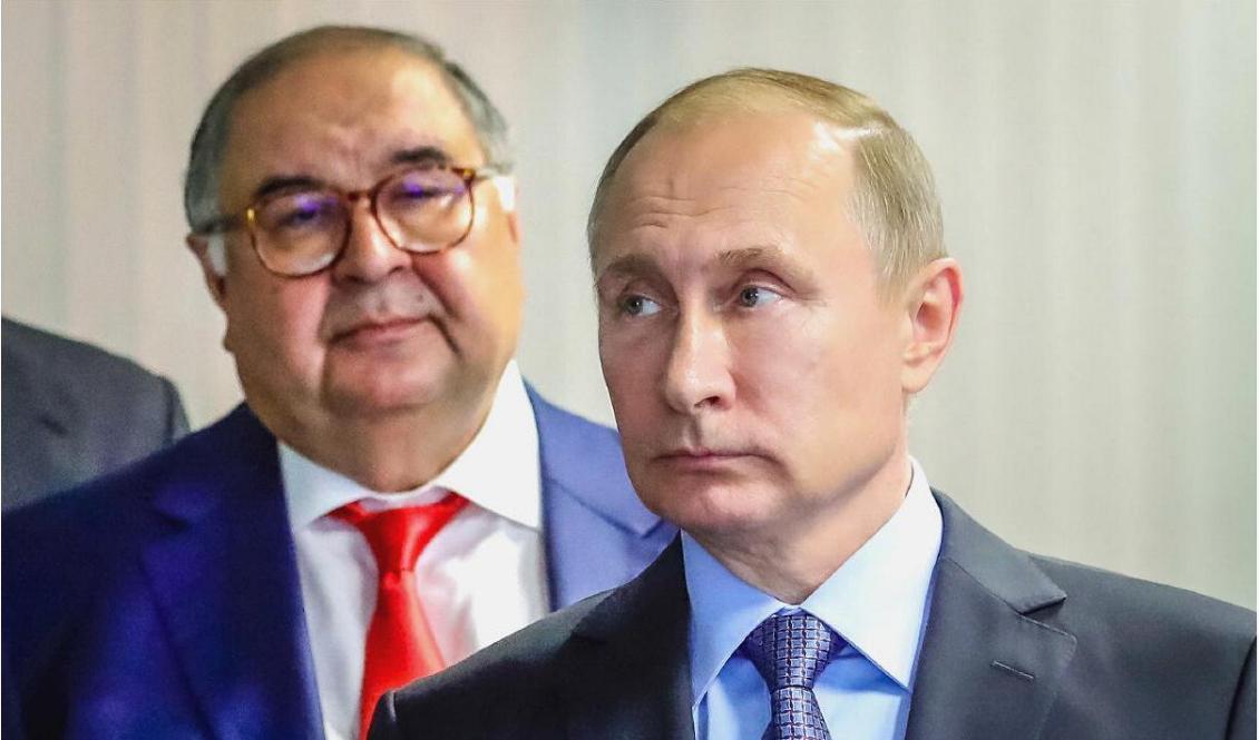 
Rysslands president Vladimir Putin står framför den rysk-uzbekiske affärsmannen Alisher Usmanov. Usmanov är en av de som drabbats av sanktioner. Foto:Mikhail Klimentyev/Sputnik/AFP via Getty Images                                            