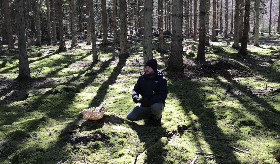 Trots kylan infinner sig en frid när jag undersöker en krokig pinne. Att leva på detta sätt är sannerligen en protest mot dagens fokus på konsumtion. Foto: Ida Fältander