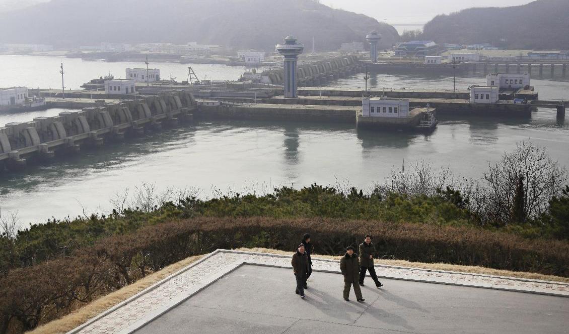 Några män ses promenera i Nampo i Nordkorea. Foto: Dita Alangkara/AP/TT