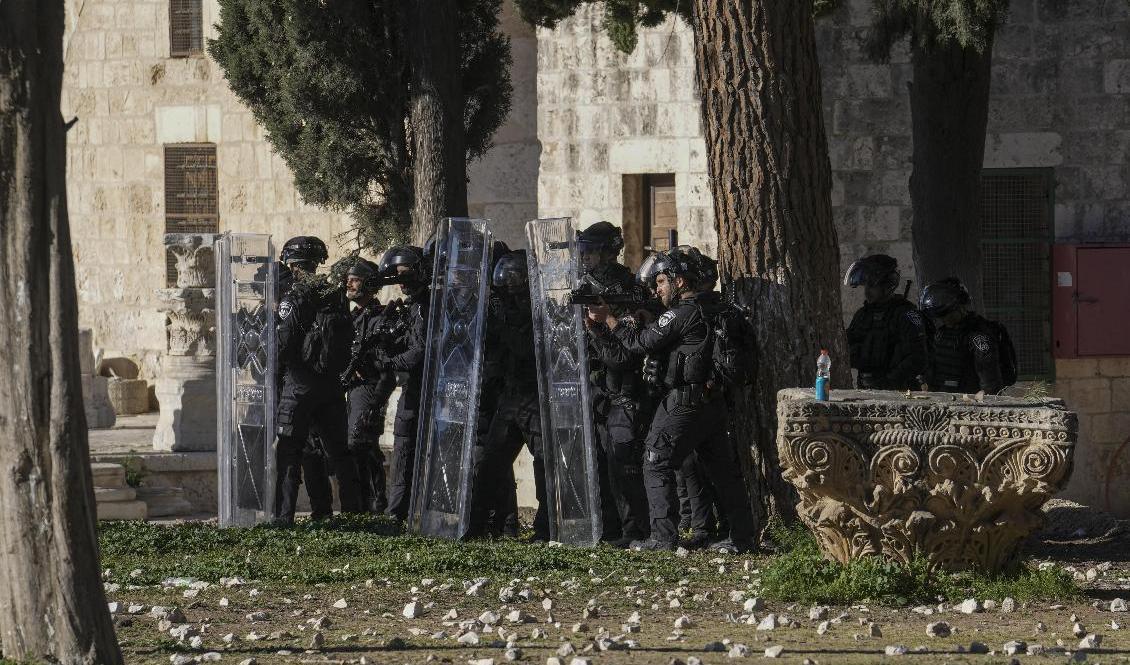 Israeliska säkerhetsstyrkor vid al-Aqsamoskén i Jerusalem. Foto: Mahmoud Illean/AP/TT