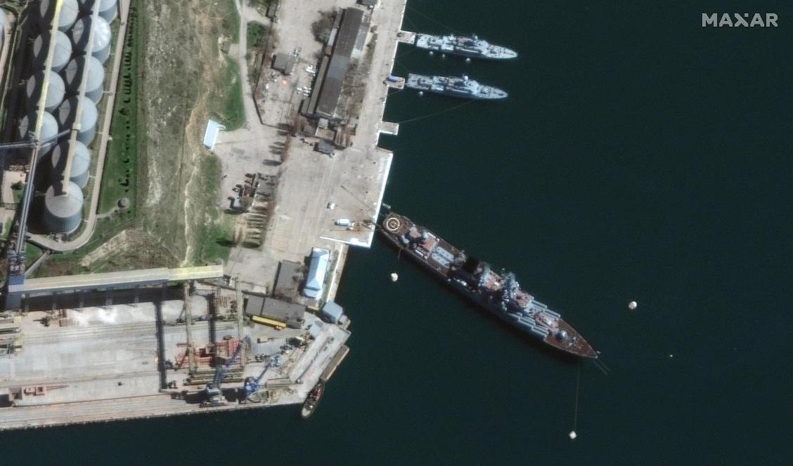 En satellitbild över fartyget Moskva i staden Sevastopol på Krimhalvön. Bilden är tagen den 7 april. Foto: Maxar Technologies/AP/TT