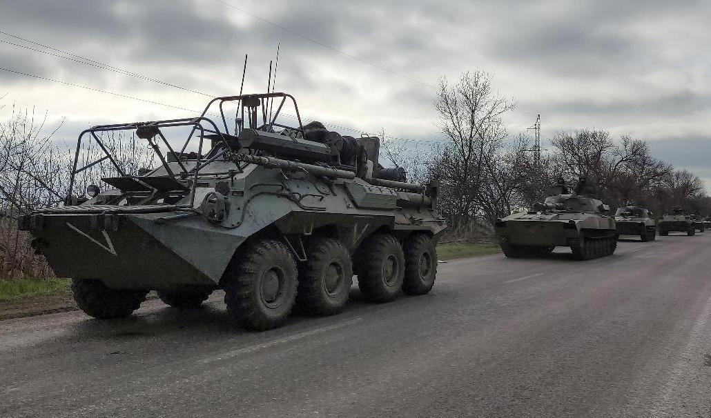 Rysk militärkonvoj nära den ukrainska hamnstaden Mariupol, som varit under belägring i över sex veckor. Foto: Alexei Alexandrov/AP/TT