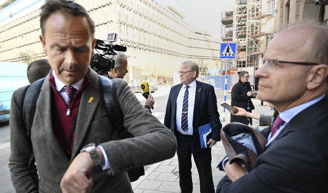 Försvarsminister Peter Hulqtvist (S) i mitten och i förgrunden Allan Widman (L), försvarspolitisk talesperson, och Mikael Oskarsson (KD), försvars- och utrikespolitisk talesperson. Foto: Henrik Montgomery/TT