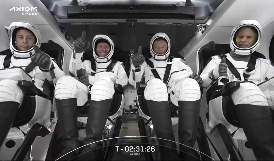 Mark Pathy, Larry Connor, Michael López-Alegría och Eytan Stibbe i Dragon-kapseln i samband med uppskjutet från Cape Canaveral i Florida den 8 april. Arkivbild. Foto: Space X via AP/TT