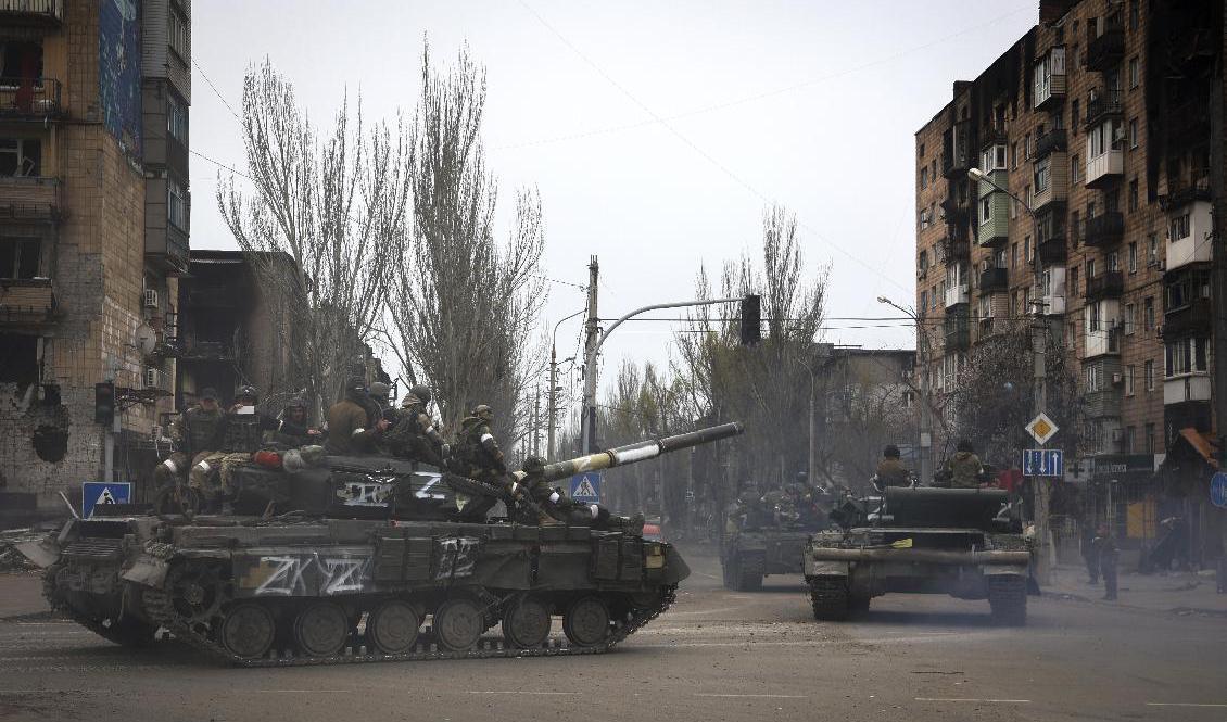 Ryska stridsvagnar kör genom den belägrade hamnstaden Mariupol. Alexei Alexandrov/AP/TT