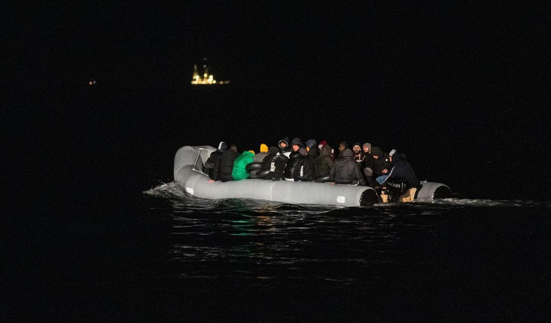 

Migranter ses illegalt korsa Engelska kanalen från Frankrike till Storbritannien den 15 mars 2022. Sameer Al-Doumy/AFP via Getty Images                                                                                        