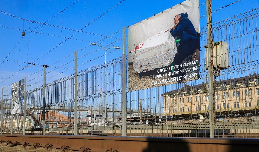 

Järnvägsstationen i Vilnius, Litauen, den 25 mars, där transittåg från Moskva till Kaliningrad stannar. Banderollen på på bilden visar en ukrainsk man som gråter vid sin sons livlösa kropp. Foto: Petras Malukas/AFP via Getty Images                                                                                        