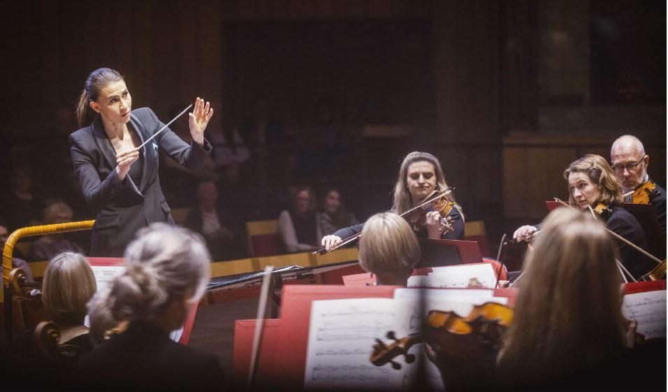
I konserten i Berwaldhallen tolkar Gardolińska och Radioorkestern bland annat den sofistikerade Carmensvit nr 1. Foto: Mattias Shlm                                            