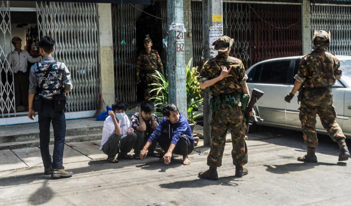 Säkerhetsstyrkor griper människor som deltog i en demonstration mot militärkuppen i Yangon den 7 maj 2021. Foto: STR/AFP via Getty Images