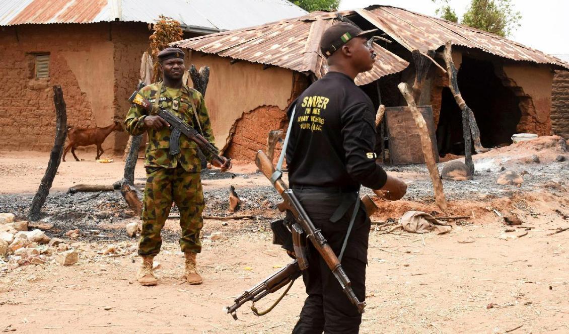 

Säkerhetspersonal står vakt i Kukawa Village i Kanam Local Government Area i delstaten Plateau, den 12 april 2022. Foto: AFP via Getty Images                                                                                        