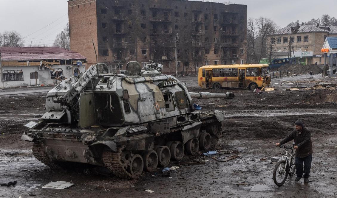 En man går med sin cykel framför järnvägsstationen i Trostvanets i Ukraina den 30 mars 2022. Foto: Chris McGrath/Getty Images