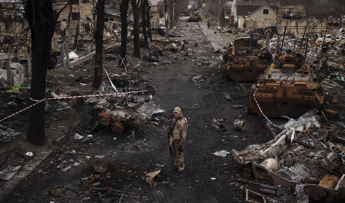 En ukrainska soldat i Butja efter att Ryssland dragit sig tillbaka från staden. Arkivbild. Foto: Felipe Dana/AP/TT