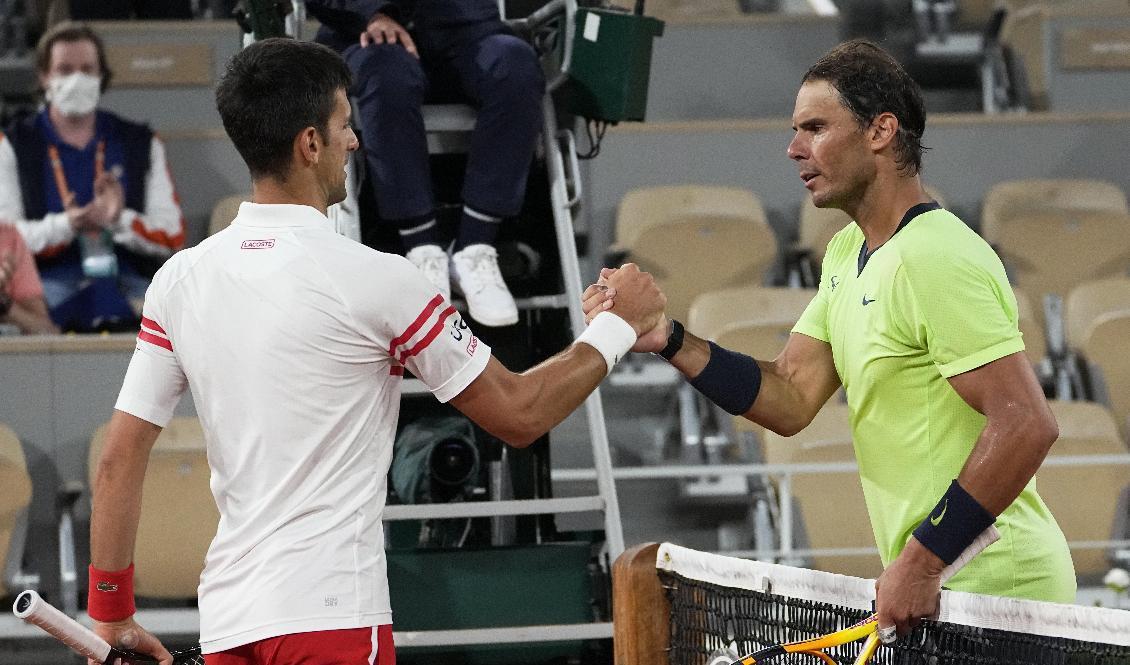 Novak Djokovic och Rafael Nadal i förra årets semifinal i Franska mästerskapen, där Djokovic vann med 3–1 i set. Arkivbild. Foto: Michel Euler/AP/TT