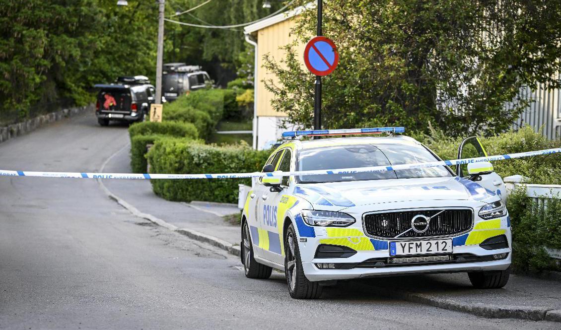 En kvinna i 40-årsåldern och ett barn i femårsåldern har avlidit efter att ha misshandlats svårt i Mälarhöjden i södra Stockholm. Foto: Jessica Gow/TT