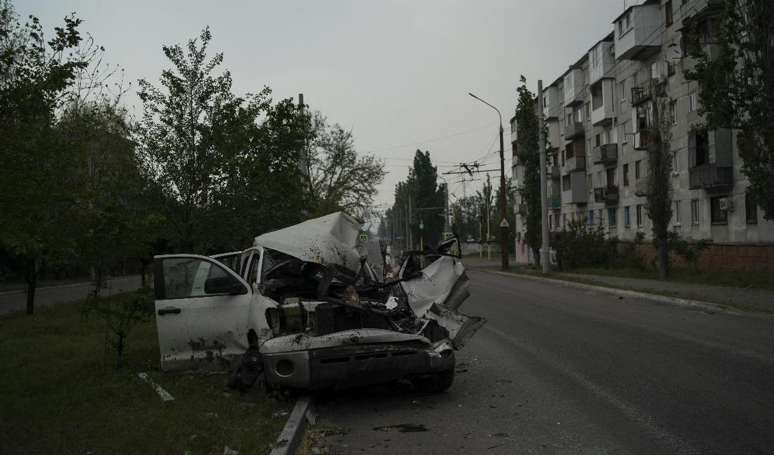 Bil i Sievjerodonetsk skadad efter rysk attack. Bild från 13 maj. Foto: Leo Correa/AP/TT