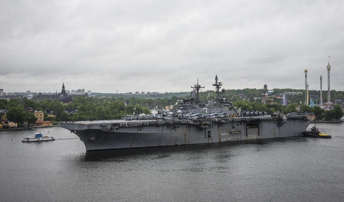 Amerikanska 257 meter långa amfibiestridsfartyget USS Kearsarge har anlöpt Stockholm. Foto: Helena Landstedt/TT