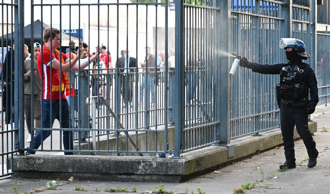 
Polisen använde bland annat tårgas mot folkmassan som trängde in på arenan Stade de France. Foto: Matthias Hangst                                            