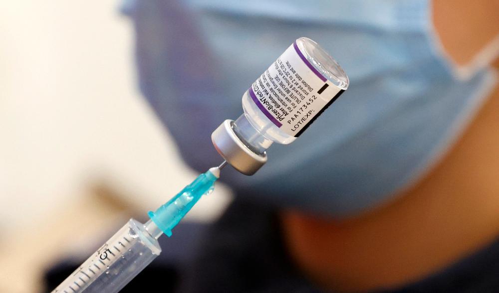 
En läkare förbereder en dos av Pfizer-BioNTech-vaccinet, i Netanya, Israel. Foto: Jack Guez/AFP via Getty Images                                            