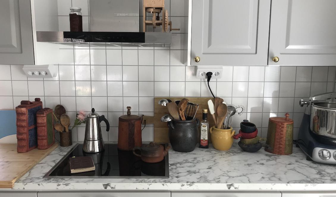 Täljda slevar, krympburkar och näverburkar. Att själv skapa och dekorera vackra föremål är folkkonstnärlig kultur som alla kan ta del av. Foto: Anton Nilsson
