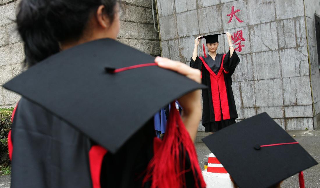
Studenter vid en examineringsceremoni år 2006 på Renminuniversitetet i Peking, som är det första som grundades av kommunistpartiet. Foto: China Photos/Getty Images                                            