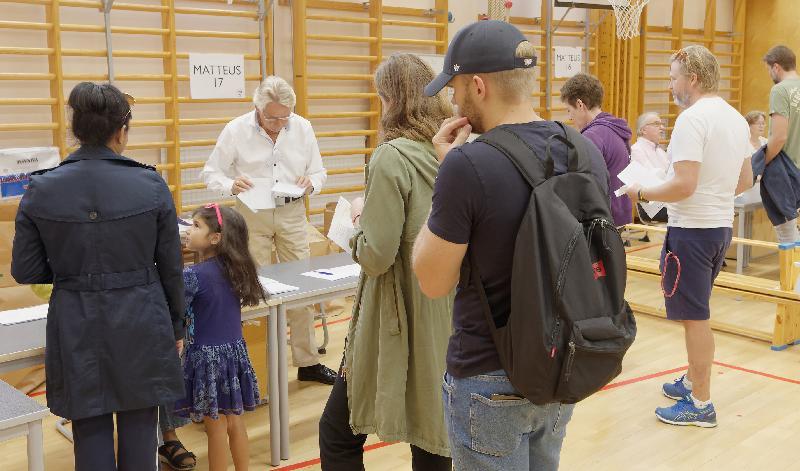


Experter misstänker att det svenska valsystemet kommer attackeras men tror att det blir svårt då rösterna räknas räknas manuellt. Foto: Shutterstock                                                                                                                                    