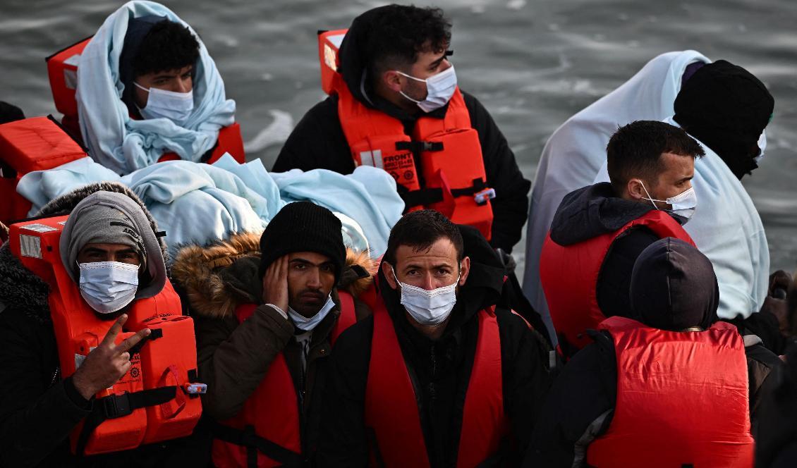 


Migranter plockas upp på Engelska kanalen av den brittiska kustbevakningsmyndigheten UK Border Force den 18 april 2022. Foto: Ben Stansall/AFP via Getty Images                                                                                                                                    