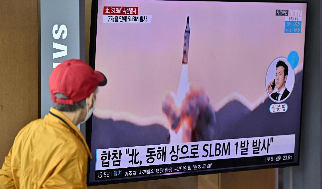 Nordkorea har avlossat robot från ubåt. Uppskjutningen följs av nyfikna i Sydkorea. Foto: Jung Yeon-Je/AP/TT