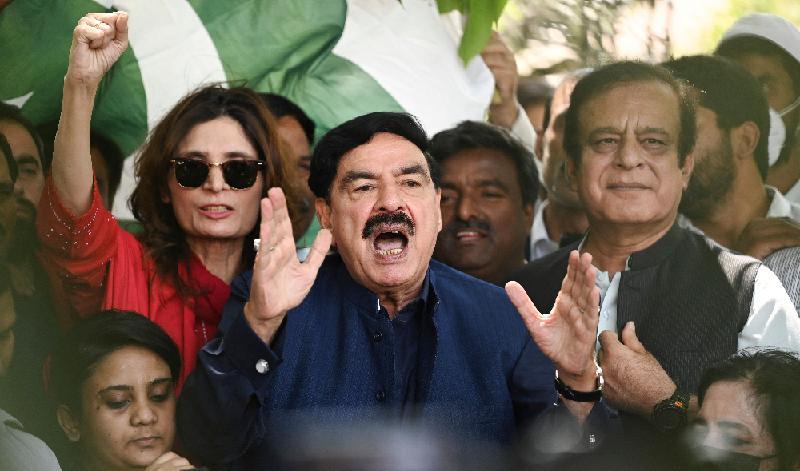 

Anhängare av Pakistans tidigare premiärminister Imran Kahns parti ropar slagord och kräver omedelbara allmänna kontor i Islamabad den 26 april. allmänna val i landet vid en demonstration utanför landets valkommissions Foto:Aamir Qureshi/AFP via Getty Images                                                                                        