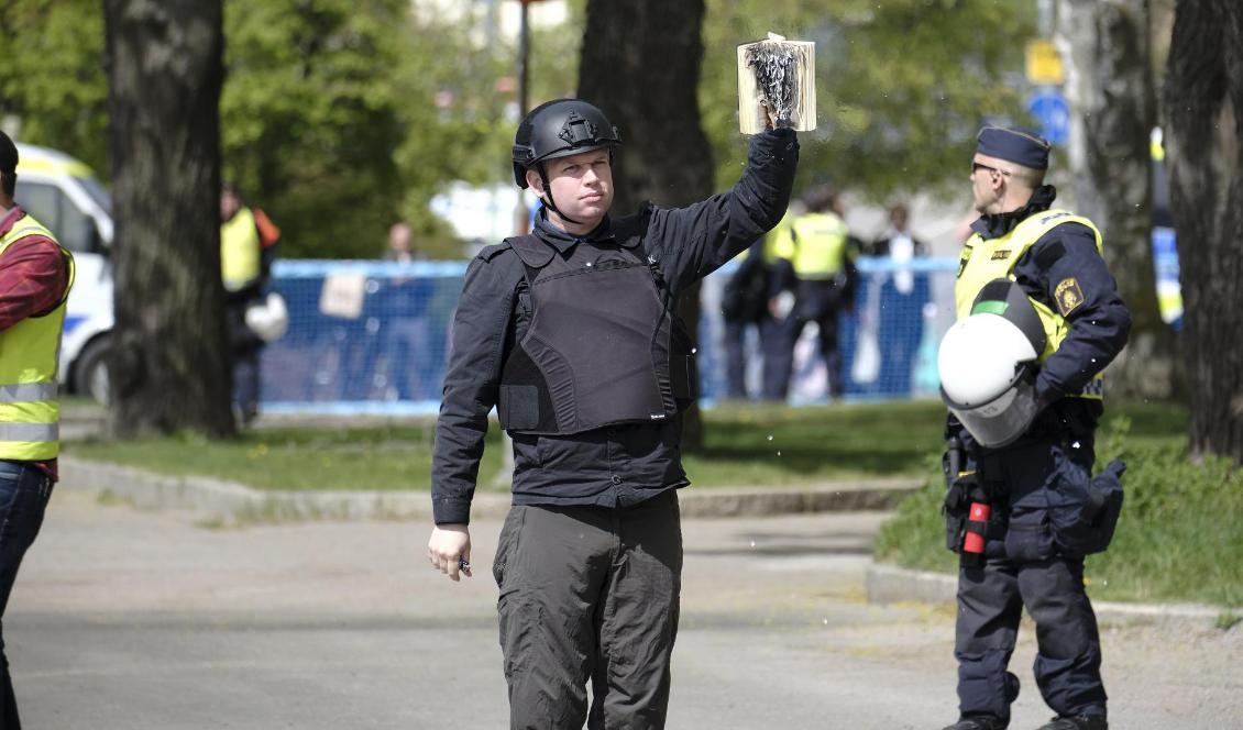 Den danske politikern Rasmus Paludan bränner upp en koran i Uppsala den 14 maj. Foto: Marcus Strand