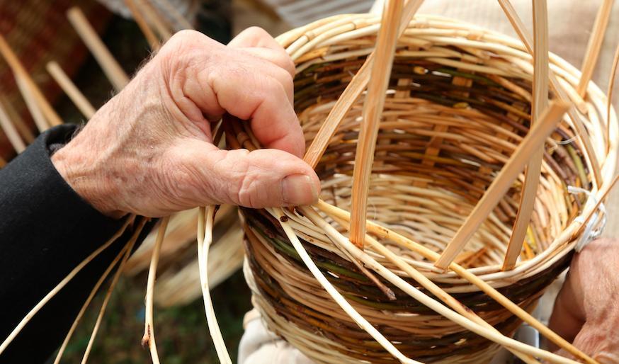 Många av våra korgflätare är äldre. Om vi inte stödjer de system som finns för att säkra traditionella hantverksteknikers fortlevnad riskerar den praktiska kunskapen att dö ut. Foto: Shutterstock