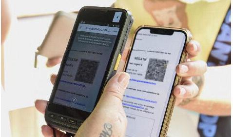 
Frankrike var ett av de första länderna att använda sig av ett system med digitala vaccinpass. Nu inför regeringen även digitala id-kort. Foto: Jean-Christophe Verhaegen/AFP via Getty Images                                            