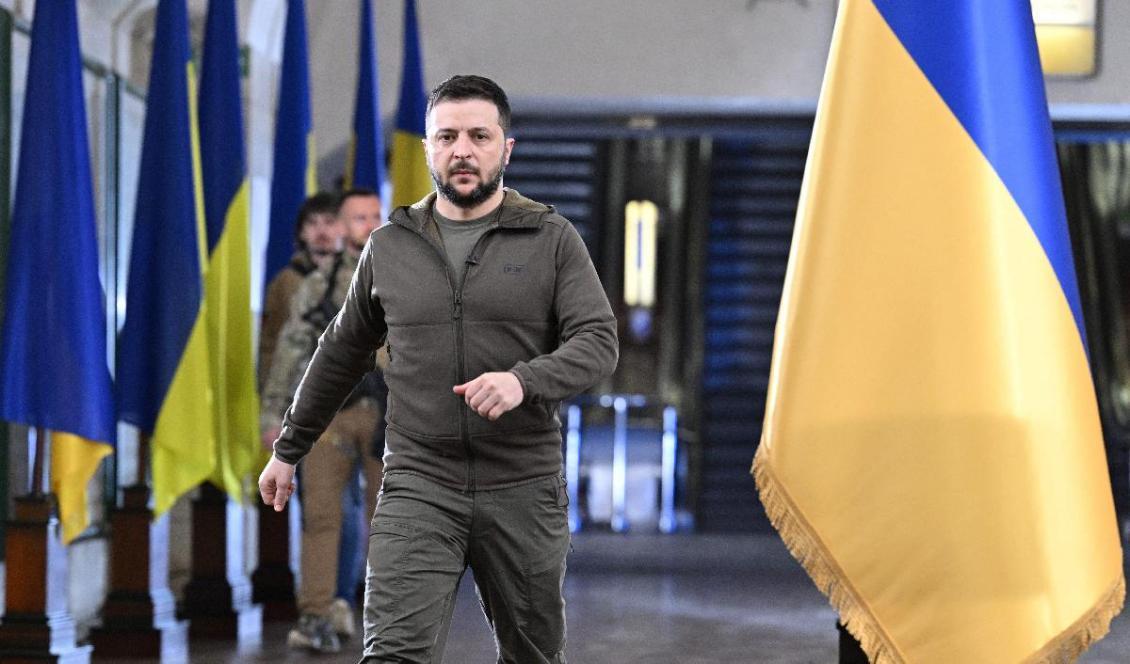 


Ukrainas president Volodomyr Zelenskyj på väg till en presskonferens i Kiev. Kinesiska medier har börjat rapportera mer positivt om Zelenskyj. Foto: Genya Savilov/AFP via Getty Images                                                                                                                                    