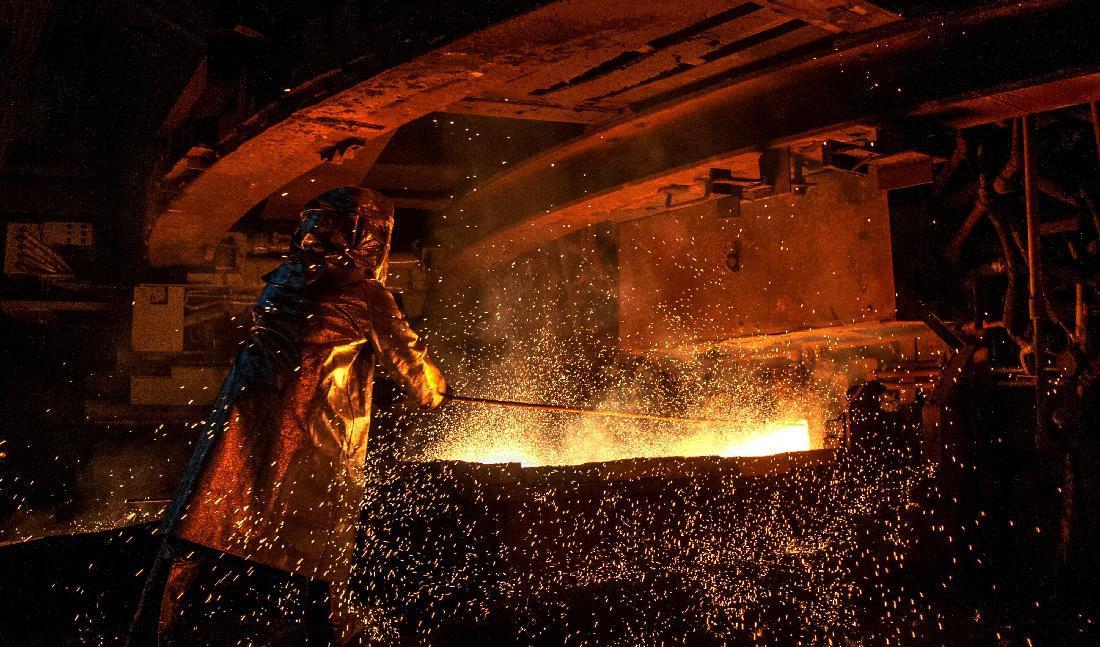 
Nickelframställning i ett smältverk på ön Sulawesi i Indonesien. Kinesiska bolag gör nu stora investeringar i nickel till fordonsbatterier. Foto: Bannu Mazandra/AFP via Getty Images                                            