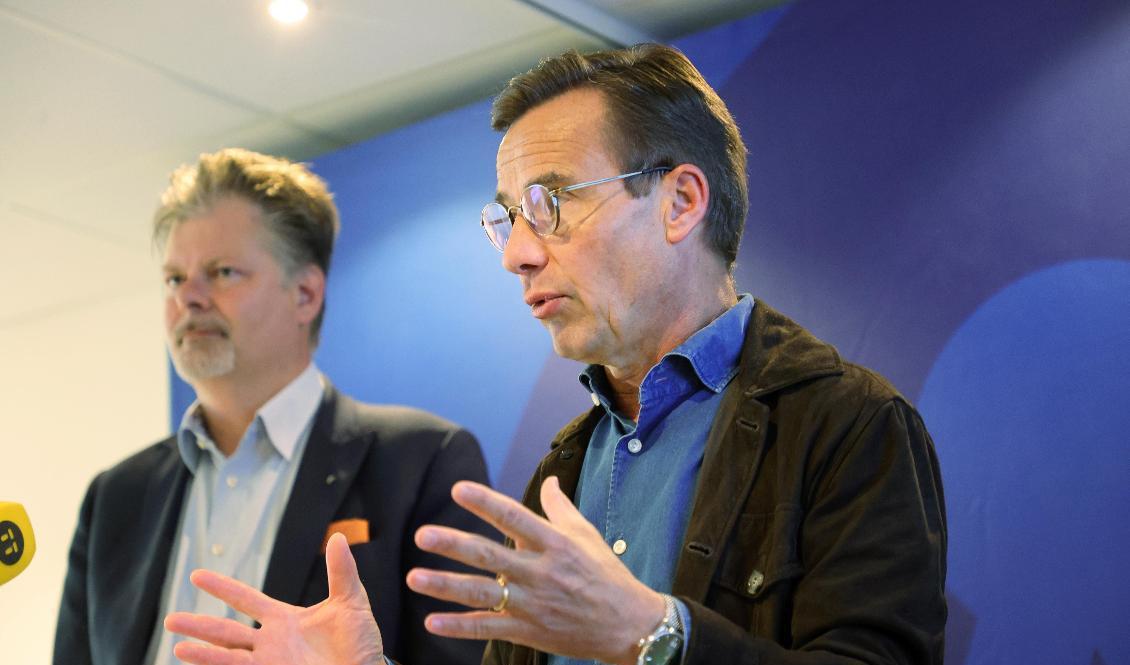 Moderaternas kommunalråd Axel Josefson och partiledaren Ulf Kristersson presenterar ett paket med förslag mot kriminella klaner och släktbaserade nätverk. Foto: Adam Ihse/TT