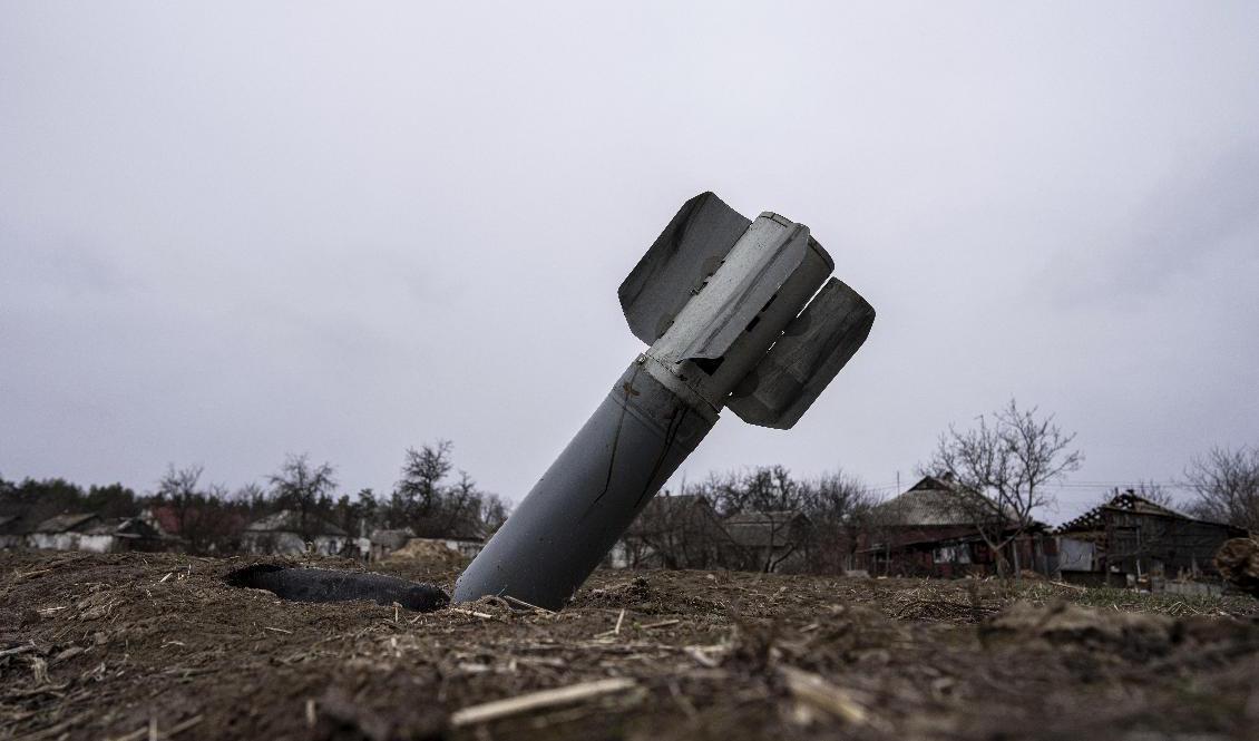 En odetonerad robot sticker upp ur marken vid ett bostadsområde i Jahidne i Tjernihivs län. Arkivbild från den 12 april. Foto: Evgeniy Maloletka/AP/TT