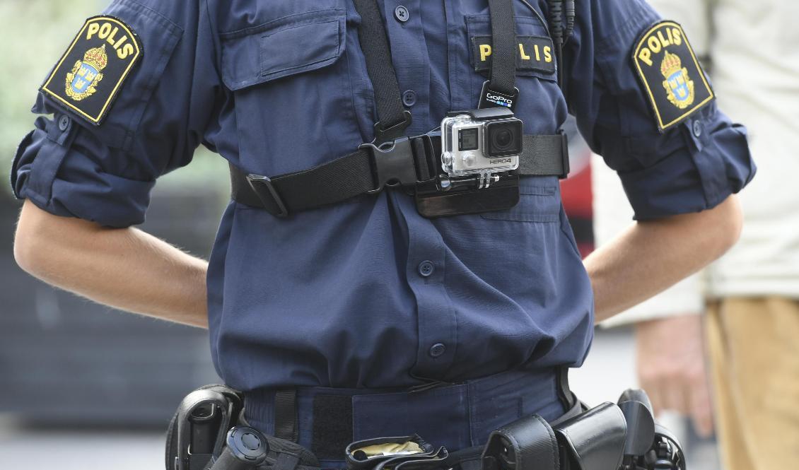 En polis utrustad med kroppskamera. Arkivbild. Foto: Fredrik Sandberg/TT