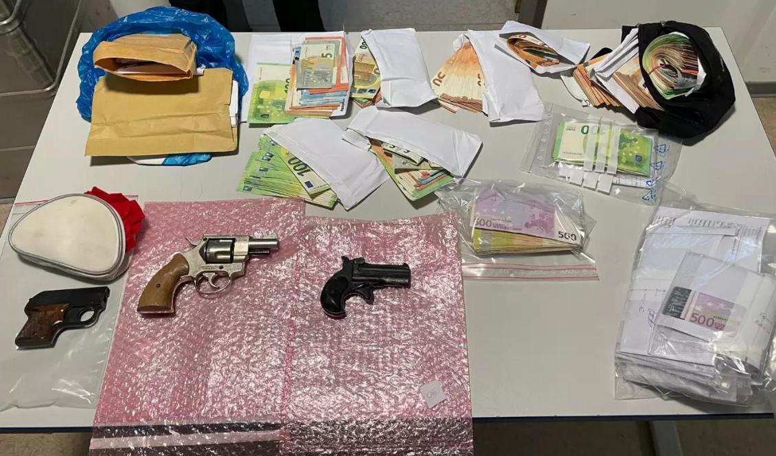 Polis i Tyskland genomförde den 28 juni omfattande tillslag mot ett islamistiskt nätverk i Tyskland. På bilden syns polisens beslag efter raiderna. Foto: Europol