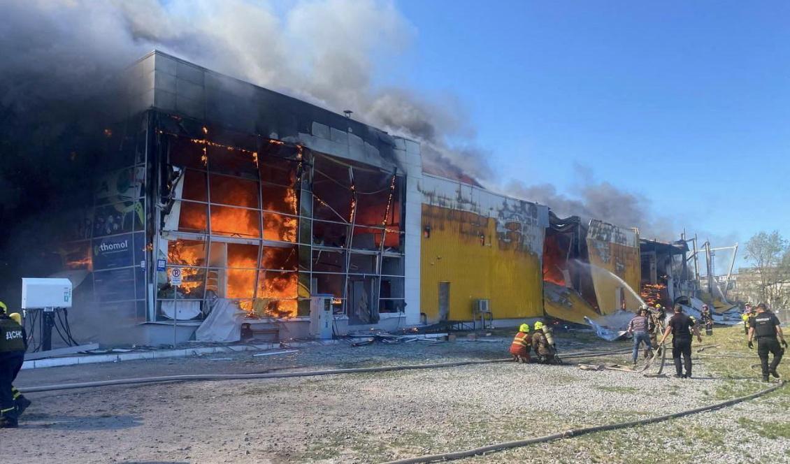 Köpcentret i Krementjuk står i lågor efter att ha träffats i en rysk attack. Foto: Governor of Poltava region Dmitr/Reuters/TT