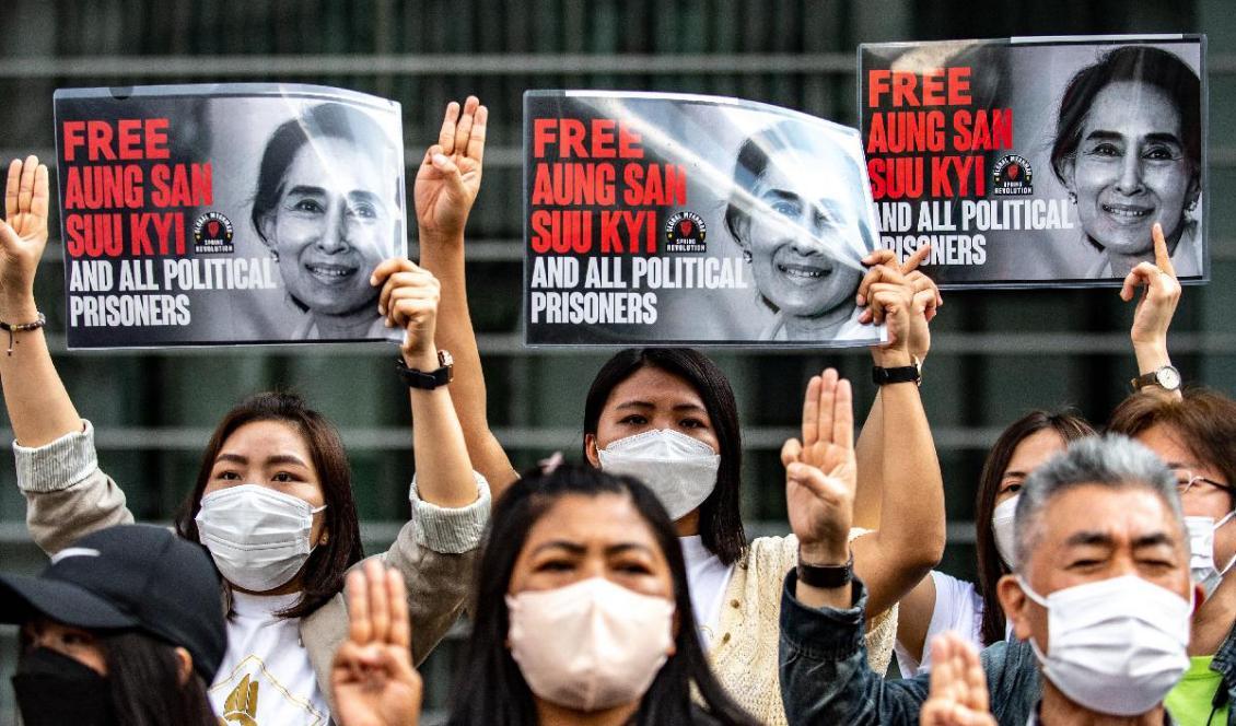 

En grupp aktivister i Tokyo, Japan, håller upp skyltar som uppmanar till frisläppande av politiska fångar i Burma efter 2021 års militärkupp. Foto: Philip Fong/AFP via Getty Images                                                                                        