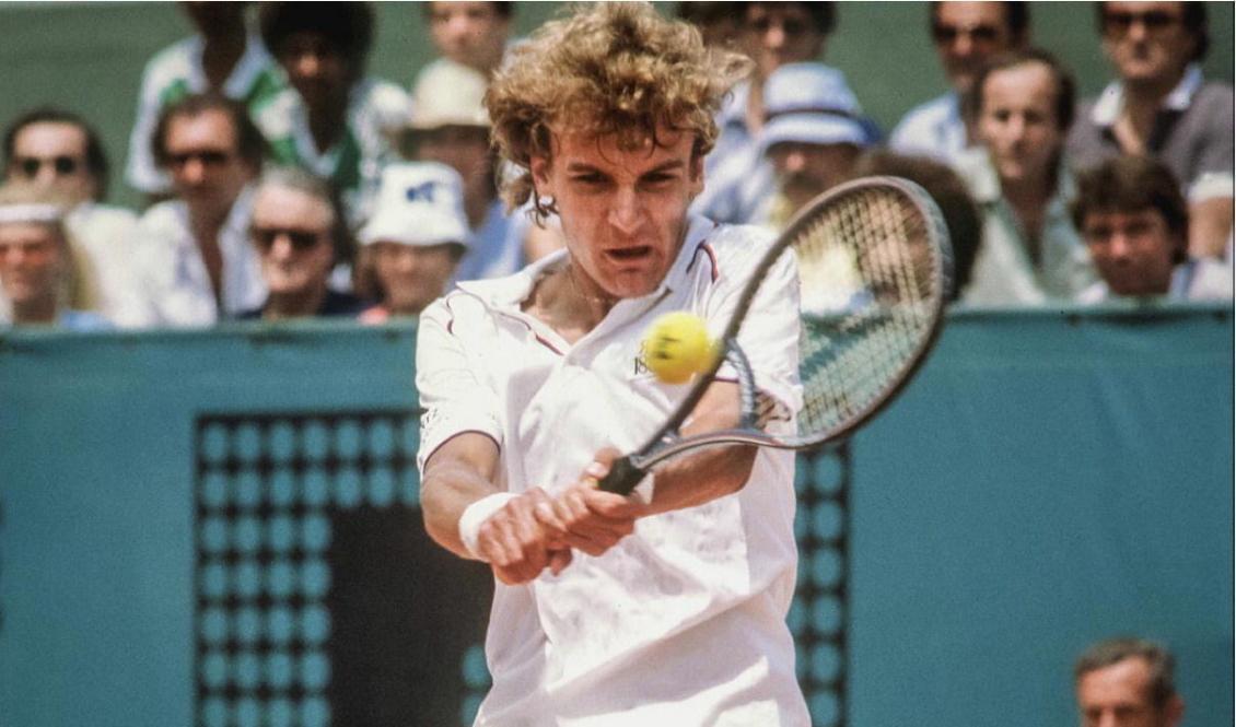 

Mats Wilander slår en dubbelfattad backhand mot argentinaren Guillermo Vilas i finalen av Franska öppna på Roland Garros den 6 juni 1982. Foto: Joel Robine/AFP via Getty Images                                                                                        