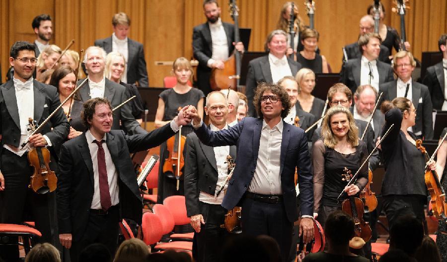 

Dirigenten Maxim Emelyanychev, pianisten Lucas Debargue och SverigesRadios Symfoniorkester gjorde succé i Berwaldhallen. Foto: Arne Hyckenberg                                                                                        