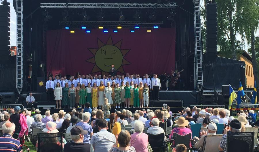 
Under nationaldagsfirandet på Sandgrundsudden i Karlstad sjöng Selmas systrar tillsammans med vokalensemble Manhem. Foto: Kristina I. Kleinert                                            