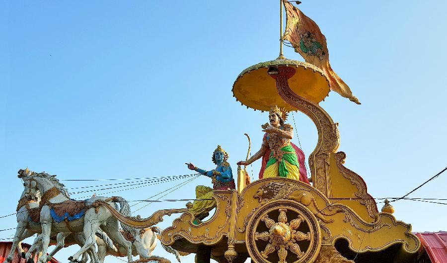 


Vagn med Lord Krishna och Arjuna i staden Kurukshetra. Foto: Shutterstock                                                                                                                                    