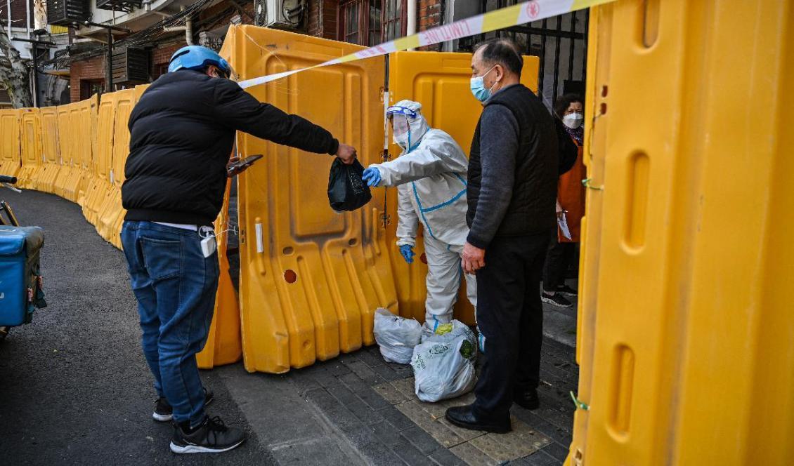 
Invånarna i Shanghai vågar inte riktigt tro på den nya friheten med upphävda restriktioner eftersom man inte tror att grannskapskommittéerna vågar ta det ansvaret. Foto: Hector Retamal/AFP via Getty Images                                            