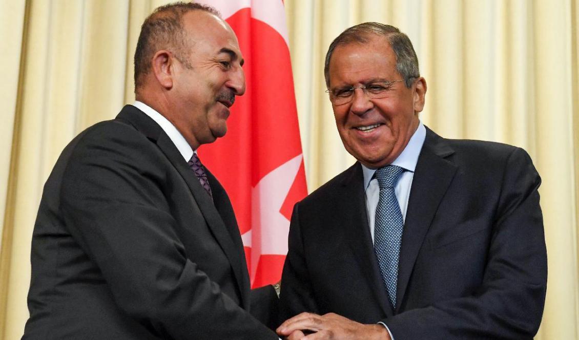 
Glada miner när Turkiets utrikesminister Mevlüt Çavuşoğlu och Rysslands utrikesminister Sergej Lavrov möttes i Moskva i augusti 2018. Foto: Kirill Kudryavtsev/AFP via Getty Images                                            